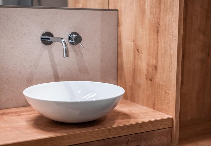 Waschtisch mit modernem Waschbecken