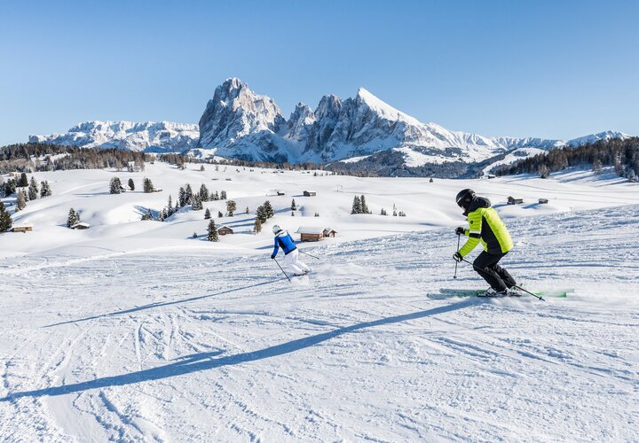 Skifahrer auf präparierter Piste