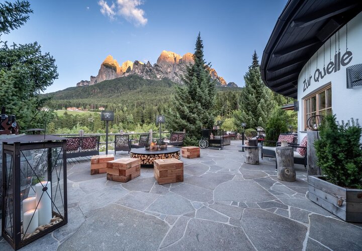 Terrasse mit gedeckten Tischen