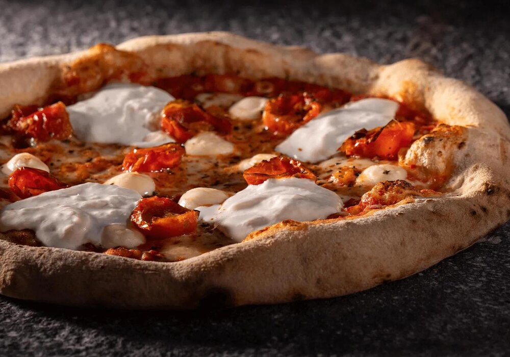 Pizza auf Steinplatte