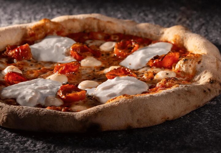 Pizza auf Steinplatte