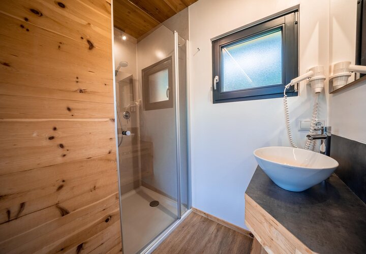 Badezimmer mit Dusche