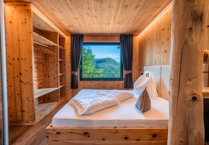 Schlafzimmer mit viel Holz