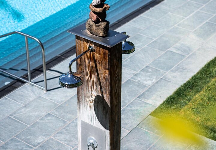 Duschen vor dem Schwimmbecken