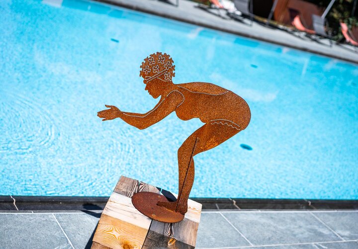 Kleine Skulptur am Beckenrand