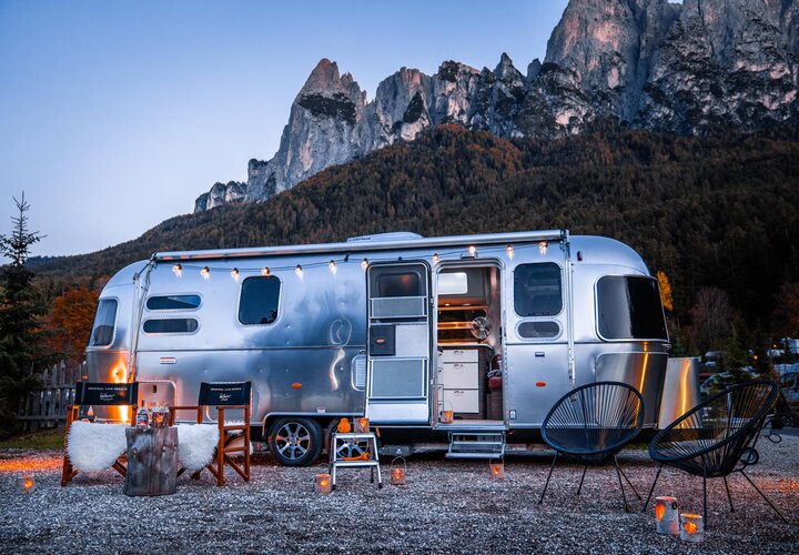 Wohnwagen vor Bergpanorama