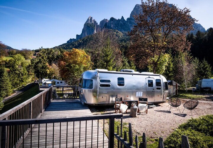 Wohnwagen vor Bergpanorama