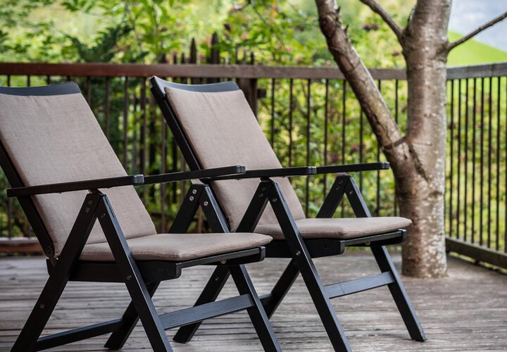 Gartensessel auf Terrasse