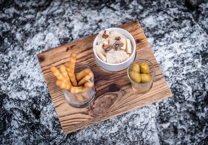 Antipasti auf Holzbrett