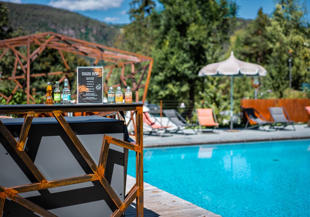 Kleine Poolbar mit Getränken