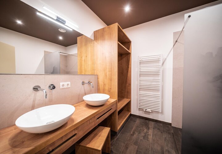 Waschraum mit Holz und modernen Waschbecken